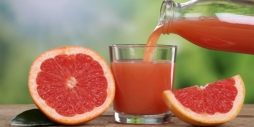 Смешивать грейпфрутовый сок с этим напитком опасно для здоровья