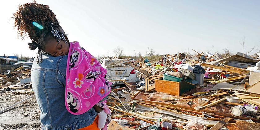 Разрушительный торнадо унес жизни десятков человек в США