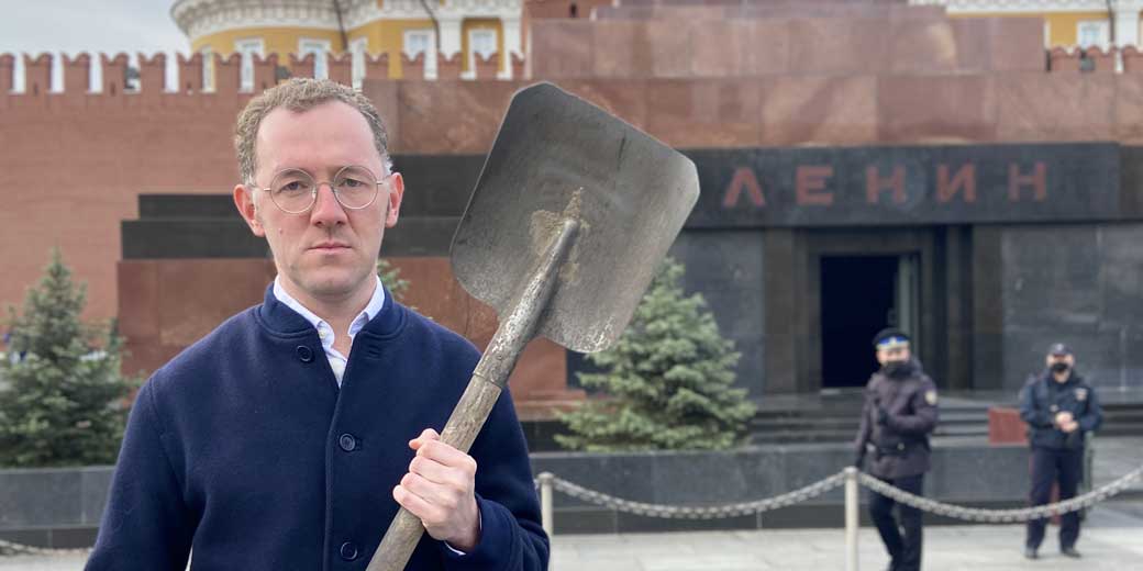 Акция в Москве: художник решил «похоронить» Ленина