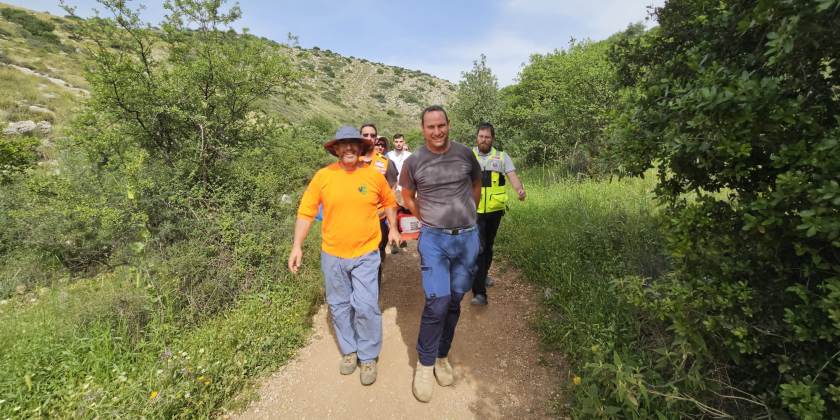 Из-за жары школьницы потеряли сознание во время похода в Иерусалимских горах