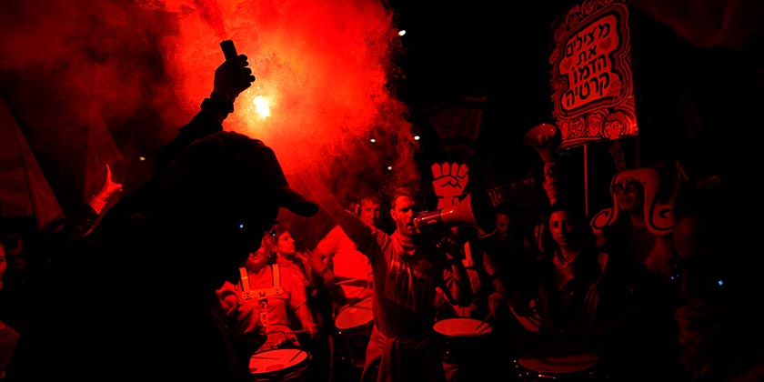 Центр «битвы за демократию» – взгляд за кулисы