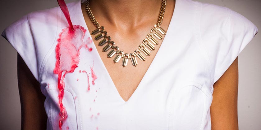 Как вывести пятна от вина с одежды, скатертей и ковров после праздников