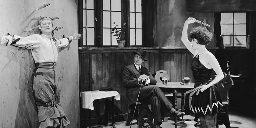 Мечты сбываются: 99-летняя женщина стала «мишенью» для ножей во время циркового представления