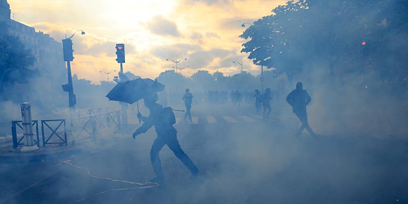 Первомайские шествия во Франции: больше 100 полицейских ранены, почти 300 человек задержаны