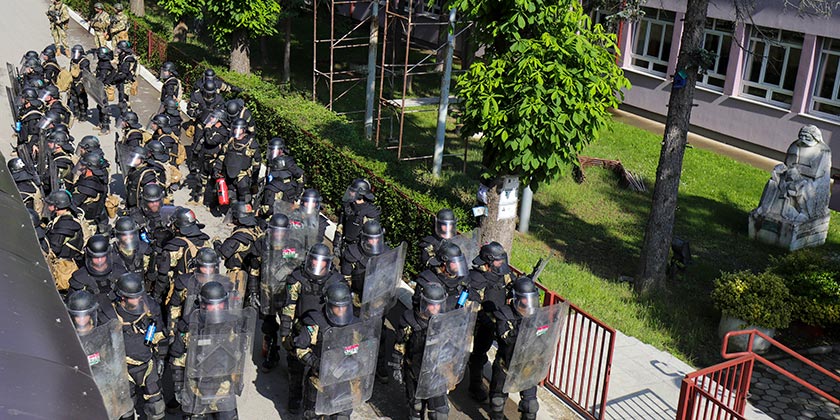 Напряженность в Косове: сербы протестуют, войска НАТО формируют кордоны