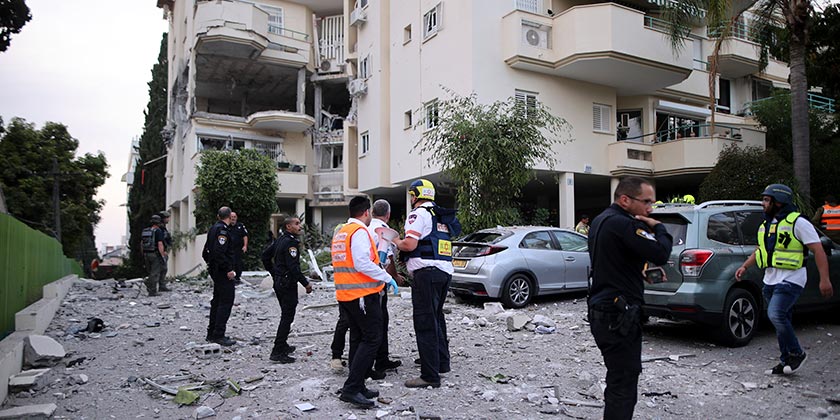 Больницы сообщают о десятках пострадавших в результате ракетных обстрелов