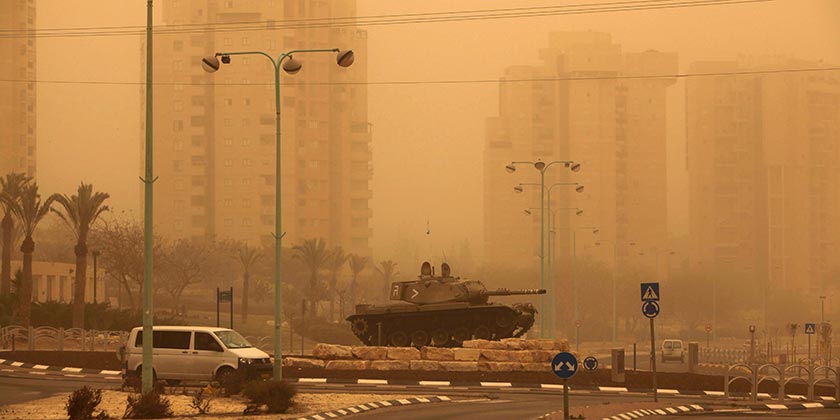 Пыльные бури приносят к нам живые бактерии. Как они там выживают, выяснили ученые