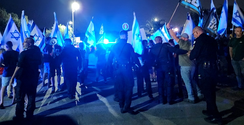 Внезапная демонстрация у дома Нетаниягу в Кейсарии: ее участники жалуются на насилие со стороны полиции