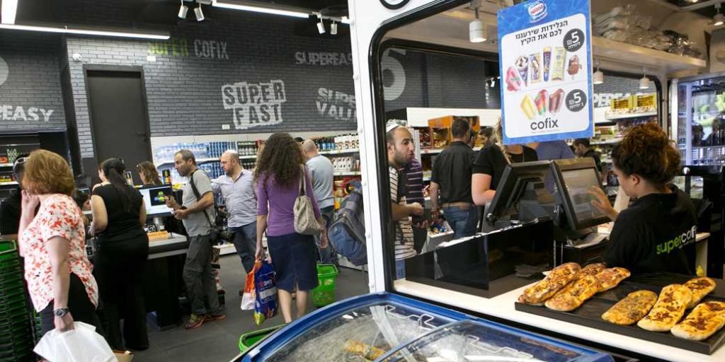 В кофейне Cofix в Москве на Охотном ряду посетительнице продали антисептик вместо воды