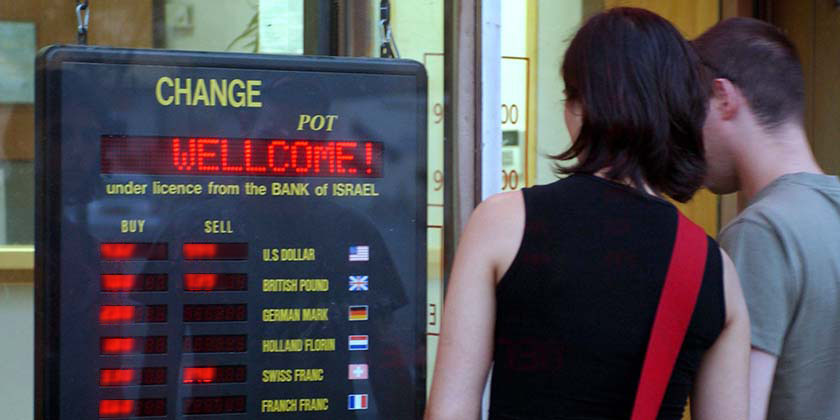 Доллар крепнет, шекель слабеет: курсы валют «привязаны» к политике