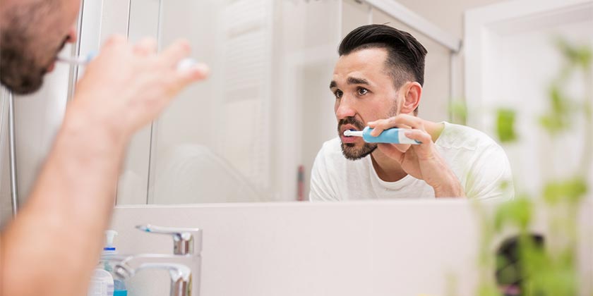 Стоматолог предупреждает: «Миллионы людей неправильно пользуются электрической зубной щеткой»