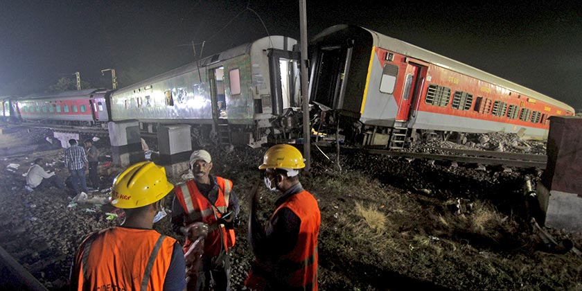 Более 280 человек погибло в результате крушения поезда в Индии