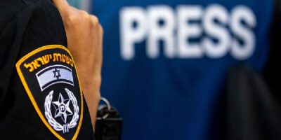 Супруги-пенсионеры вывесили плакат в поддержку юрсоветницы – в сторону их дома бросили гранату