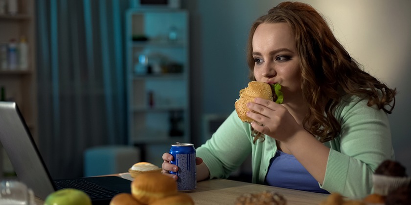Ученые узнали, почему люди заедают стресс