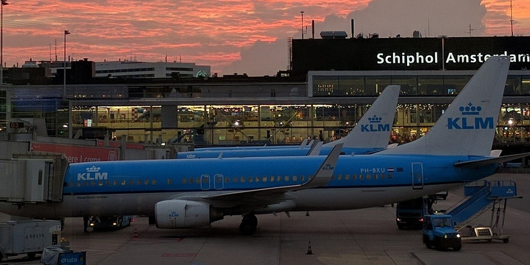 Сотни израильтян ждут почти сутки в аэропорту Амстердама