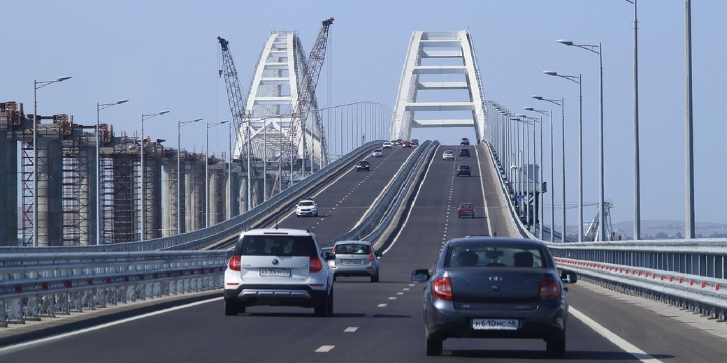 Движение по Крымскому мосту полностью закрыто из-за пожара (видео). Подозрение на теракт