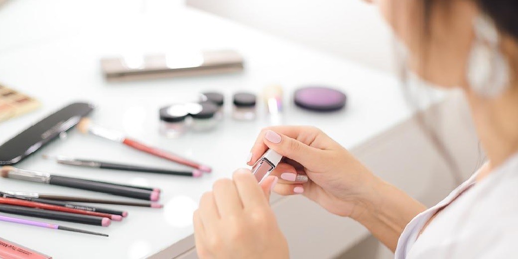 Производитель косметики Revlon запустил процедуру банкротства