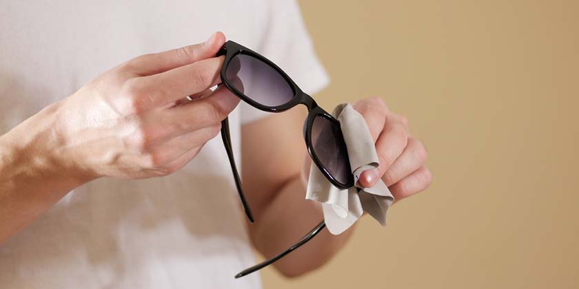 Из солнечных в очки для чтения, только проведи по дужке