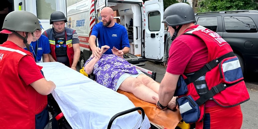 Израильские медики под российским обстрелом помогают жертвам взрыва Каховской ГЭС