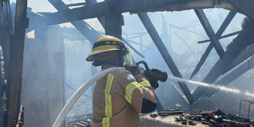 Сильный пожар вспыхнул в придорожном кафе на шоссе №90