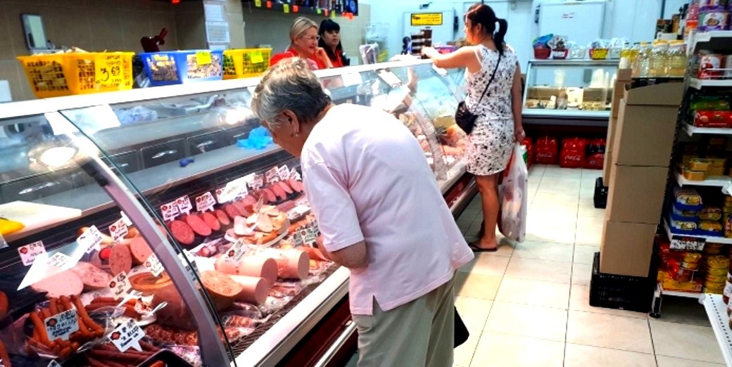 Продажи в продуктовых сетях продолжают снижаться