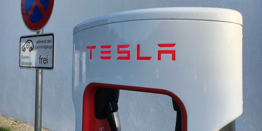 Со следующей недели Tesla вводит оплату за быструю подзарядку и комиссионные за задержку на станции подзарядки