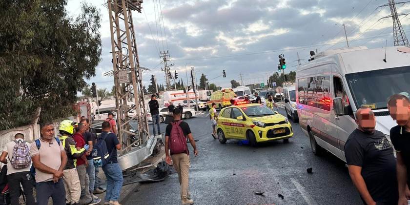 14 человек пострадали в столкновении двух микроавтобусов на шоссе №4