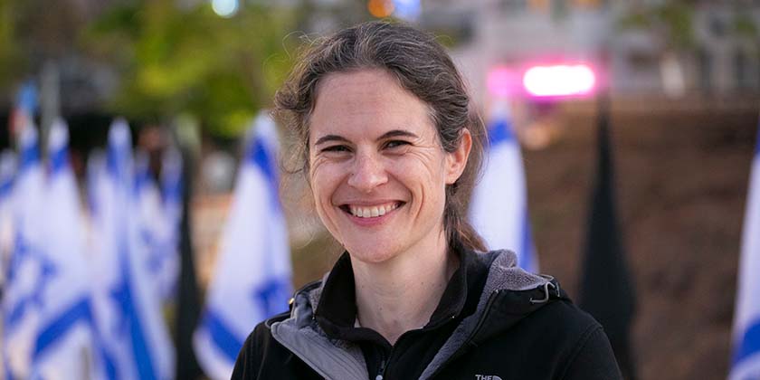 Лидер протестного движения в Израиле нарушает молчание: ответ Шикмы Бреслер на теории конспирации