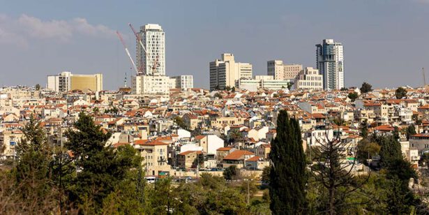 Более 30 000 шекелей в месяц: за что получают зарплату заместители мэров?