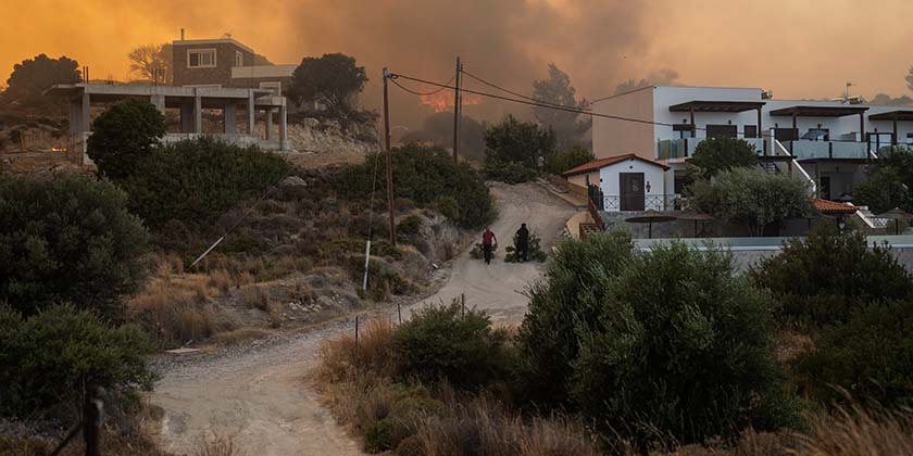 Греция предлагает бесплатный отдых туристам, которые прервали отпуск на Родосе из-за лесных пожаров