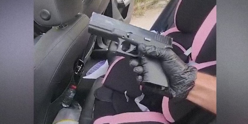 Полицейские обнаружили в детском автокресле пистолет