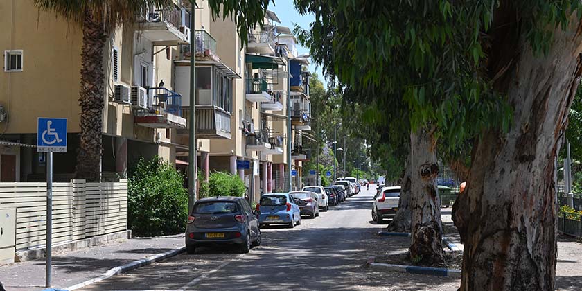 Обвинение жительнице Хайфы: проколола шины десятков машин