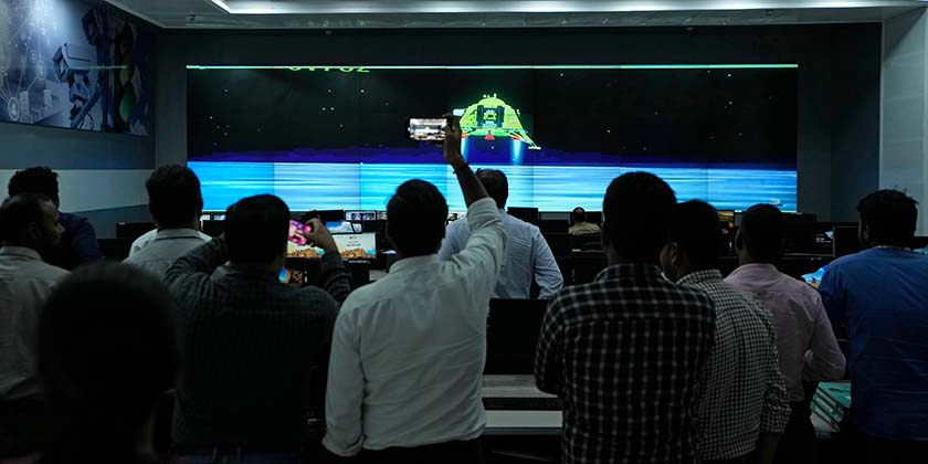 Индия первой в мире посадила космический аппарат вблизи Южного полюса Луны