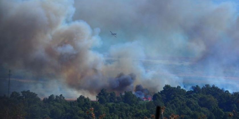 Пожар в округе Шфела: Трансизраильское шоссе перекрыто, водители бросают свои машины