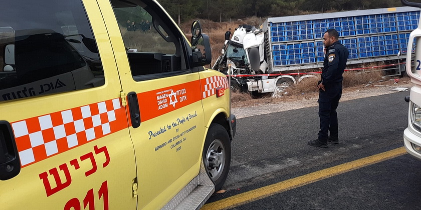 На Трансизраильском шоссе столкнулись сразу три грузовика. Есть погибший
