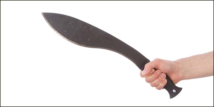 В Герцлии мужчина бегал по улице с мачете и угрожал прохожим