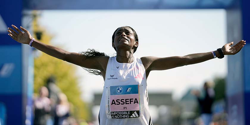 Эфиопская бегунья выиграла Берлинский марафон, установив мировой рекорд