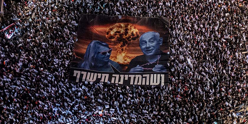 Загадочный инцидент в Тель-Авиве: автомобиль проехал сотни метров по Аялону с демонстрантом на капоте