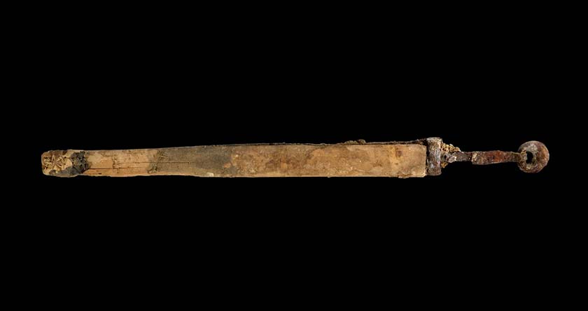 Археологи нашли в пещере над Мертвым морем четыре отлично сохранившихся римских меча (видео)