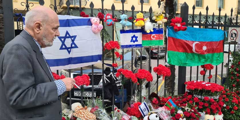 Жители Баку несут цветы к посольству Израиля