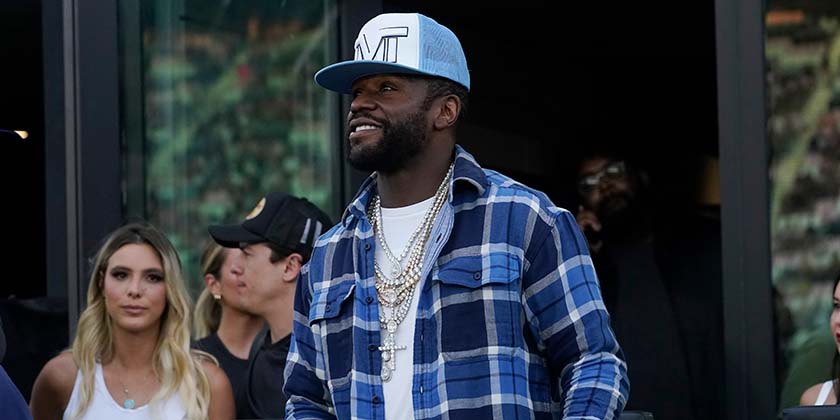 Бывший чемпион мира по боксу отправит помощь Израилю на личном самолете