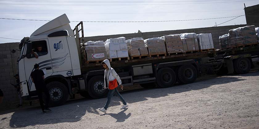 The New York Times: грузовики с гумпомощью для сектора Газа не проверили на наличие оружия