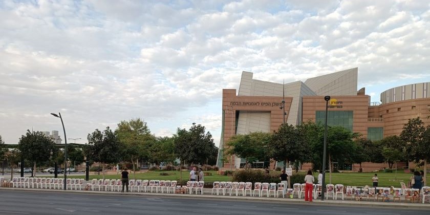 Перформанс в Беэр-Шеве: 227 стульев с фотографиями заложников