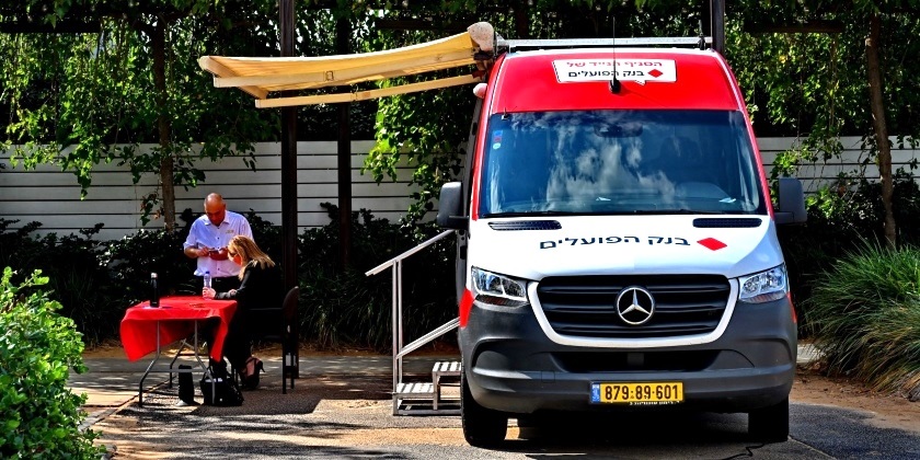 Банк «Хапоалим» задействовал мобильные банковские филиалы