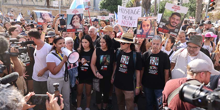 Семьи похищенных начали марш к министерству главы правительства