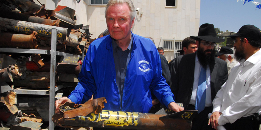 Отец Анджелины Джоли жестко раскритиковал нападки дочери на Израиль