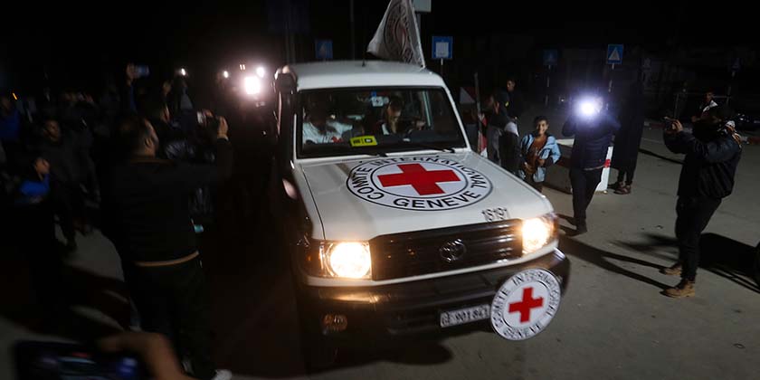 Наконец все 10 заложников - у Красного Креста. Полный список и истории