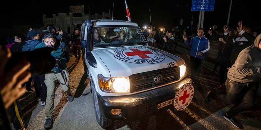 Председатель Профсоюза врачей - Красному Кресту: "Передайте похищенным лекарства и продукты"