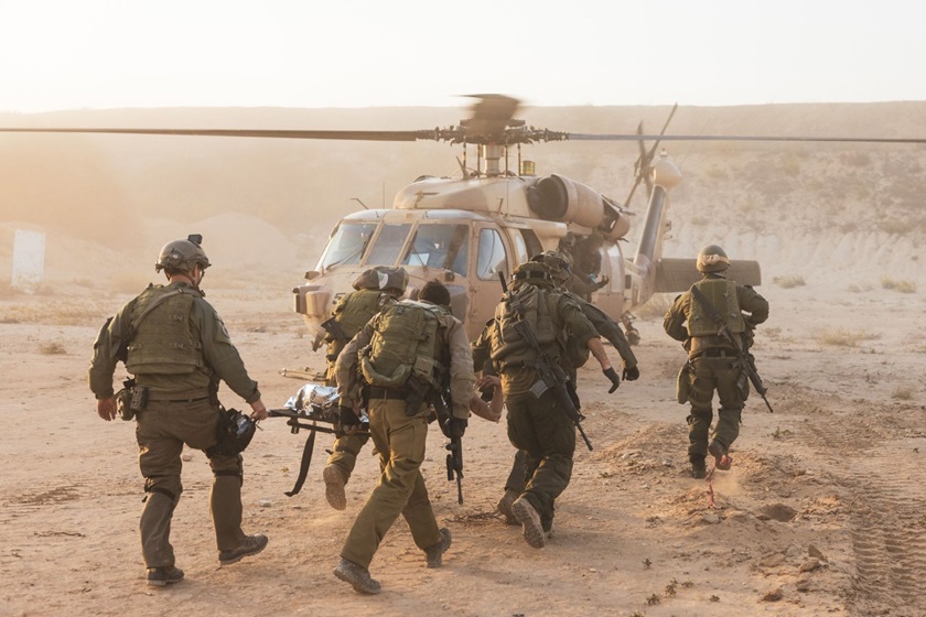 Вертолеты эвакуируют раненых бойцов под огнем (фото и видео)