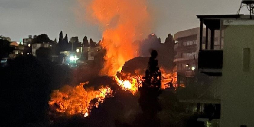 Крупный пожар вспыхнул в районе больницы "Кармель" в Хайфе